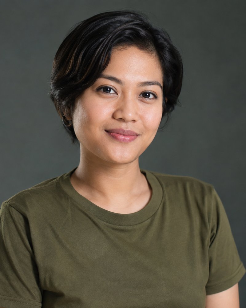 Perempuan Melayu kira-kira 29 tahun, rambut pendek, baju zaitun polos